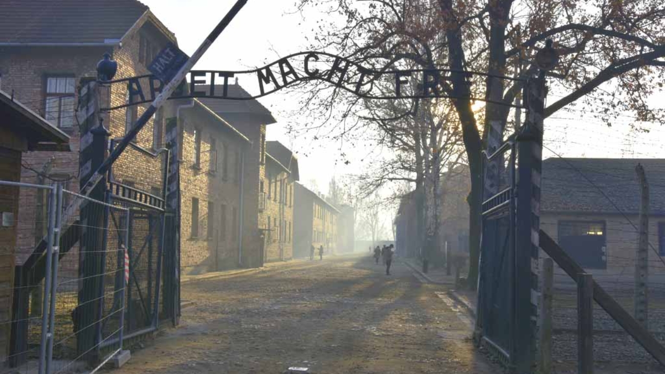 PHOTO: ALBIN MARCINIAK / EAST NEWS  Panstwowe Muzeum Auschwitz-Birkenau W Oswiecimiu, Muzea w Malopolsce, MIEJSCE PAMIECI, MEMORIAL AND MUSEUM, FORMER GERMAN NAZI CONCENTRATION AND EXTERMINATION CAMP, n/z brama i napis Arbeit Macht Frei