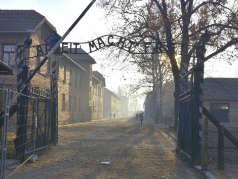 PHOTO: ALBIN MARCINIAK / EAST NEWS  Panstwowe Muzeum Auschwitz-Birkenau W Oswiecimiu, Muzea w Malopolsce, MIEJSCE PAMIECI, MEMORIAL AND MUSEUM, FORMER GERMAN NAZI CONCENTRATION AND EXTERMINATION CAMP, n/z brama i napis Arbeit Macht Frei